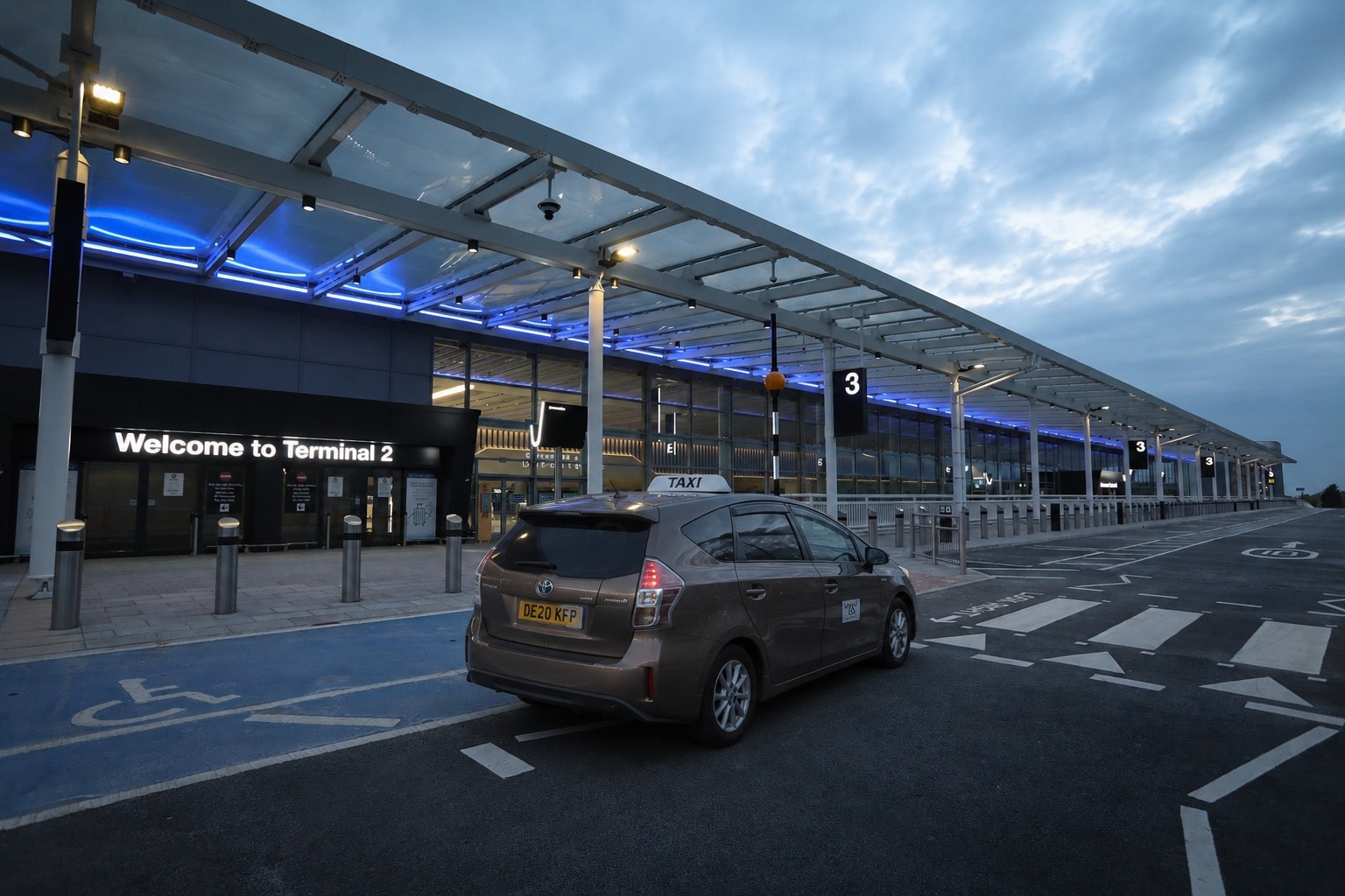 Harrogate taxi at Manchester Airport - fixed price transfer from £137